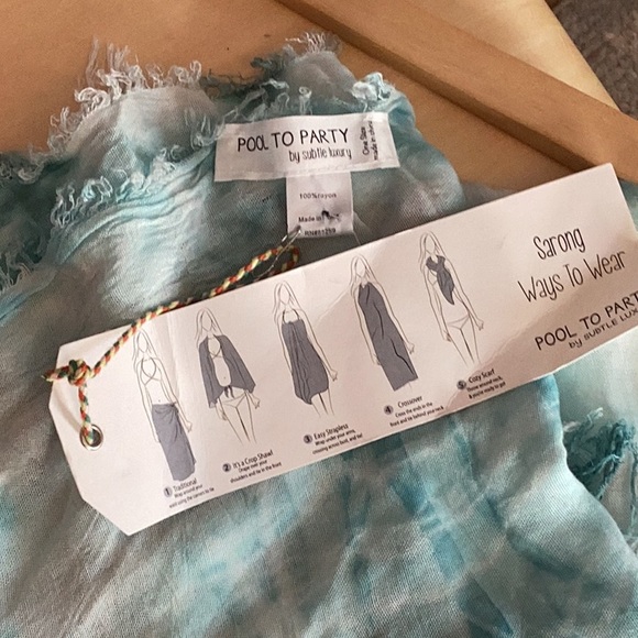 NWT TURQUOISE AND WHITE POOP TO PARTY SURONG O/S - Picture 2 of 2